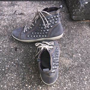 EUC Steven Madden gray sneaker with silver studded details. Size 10